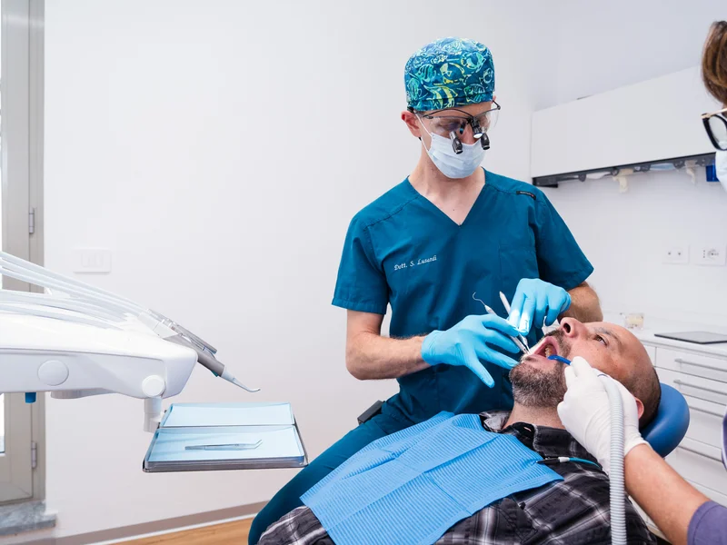 Dentista effettua una visita di controllo al paziente