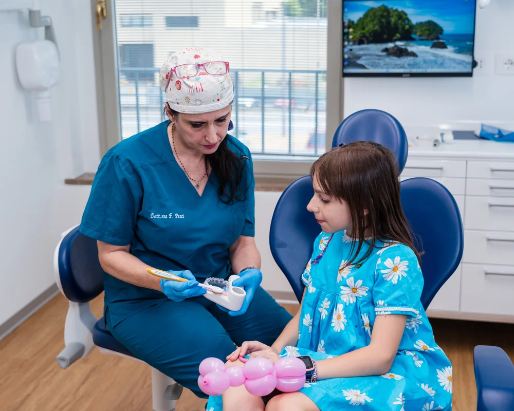 Dottoressa mostra come utilizzare lo spazzolino da denti